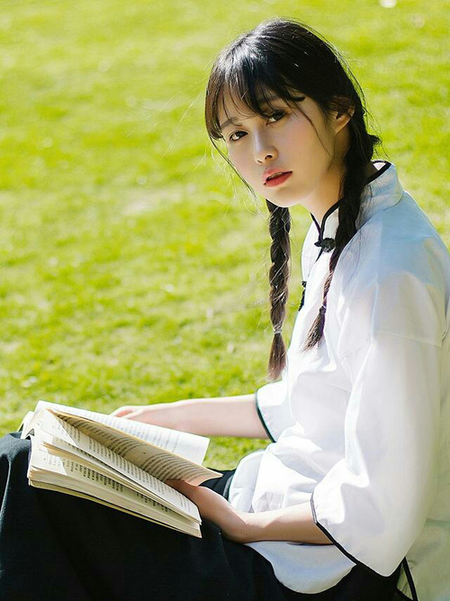 弗赖堡客战沙尔克,主场强队不容小觑,弗赖堡队主客场球衣