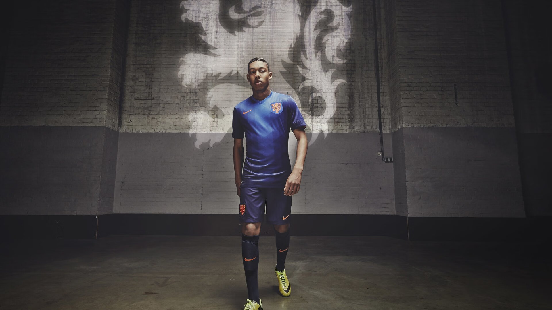 英超比赛中关键传球线路与身体对抗强度的分布模式分析，英超传控球队